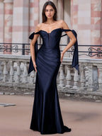 Schulterfreies, geschnürtes Trompeten-Abendkleid