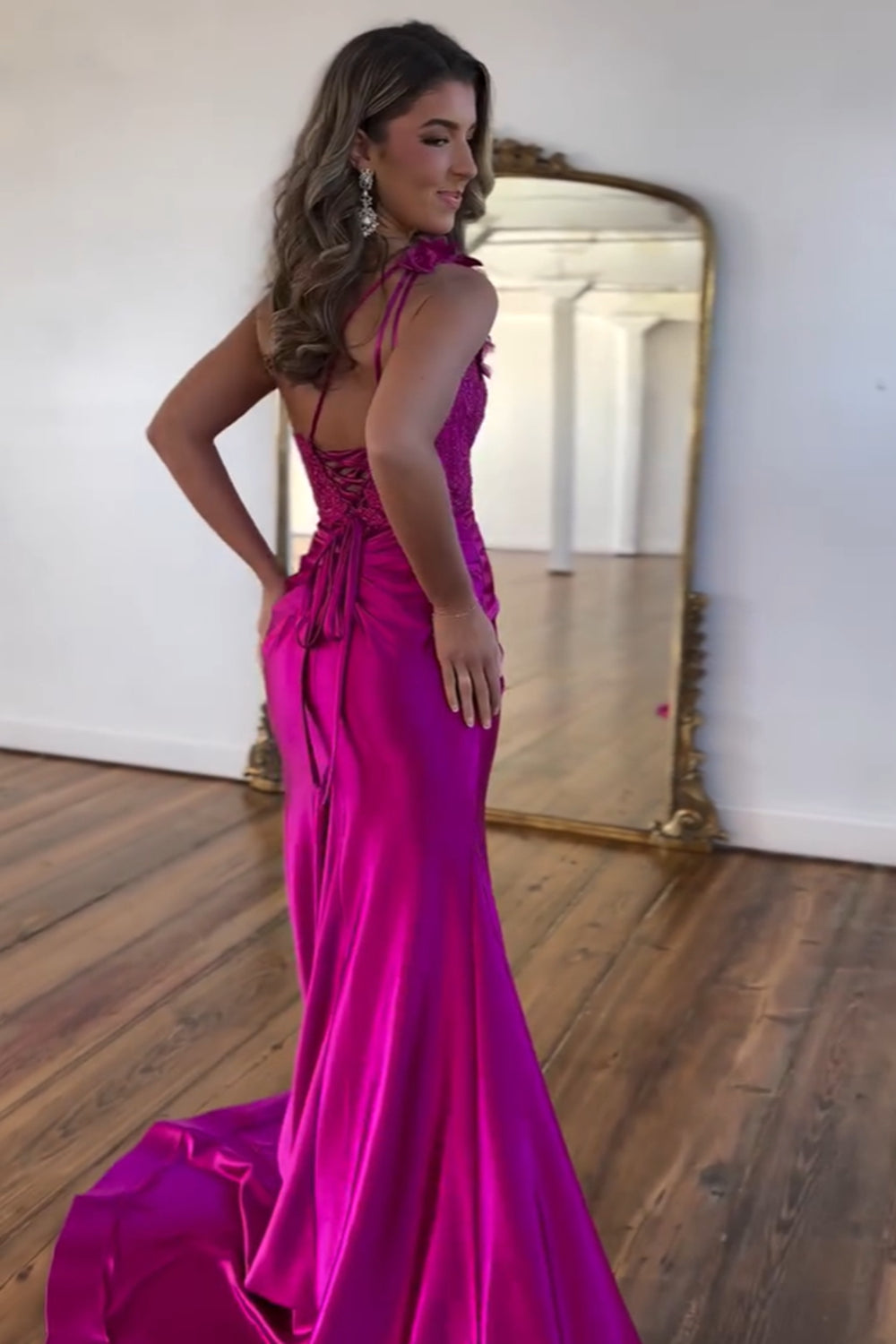 Meerjungfrauen-Abendkleid mit einem Schulterträger, gerafftem Korsett und Applikationen