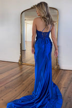 Meerjungfrauen-Abendkleid mit einem Schulterträger, gerafftem Korsett und Applikationen