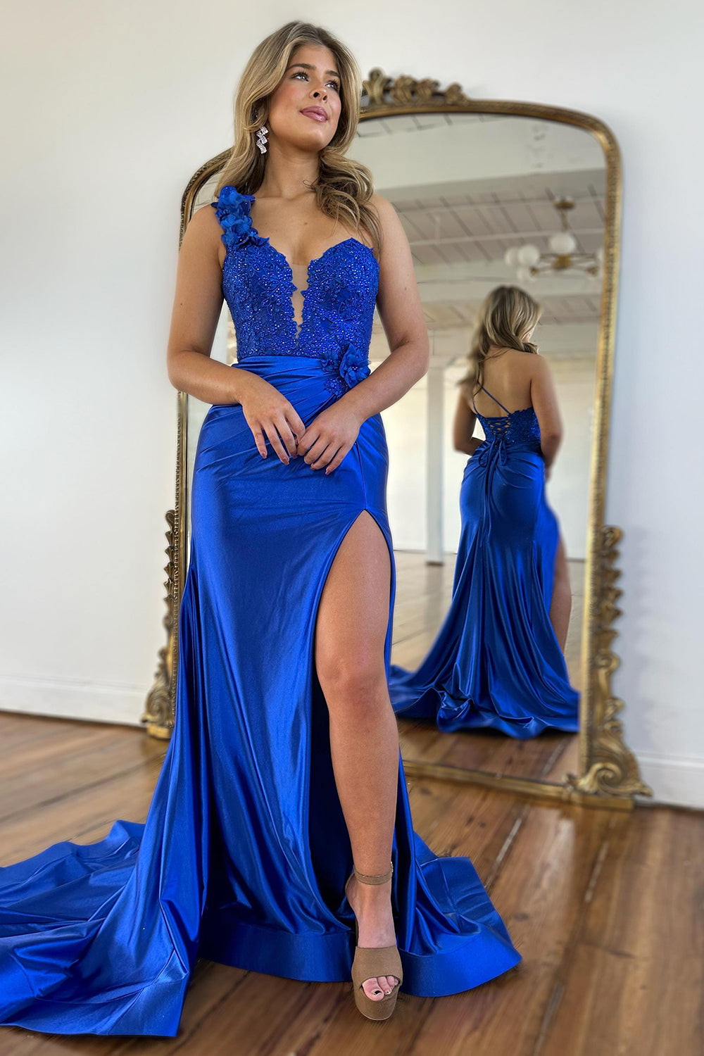 Meerjungfrauen-Abendkleid mit einem Schulterträger, gerafftem Korsett und Applikationen