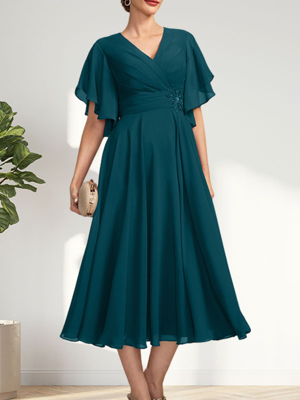 A-Linien-Chiffonkleid mit V-Ausschnitt, Teelänge und plissierter Perlenstickerei für die Mutter der Braut