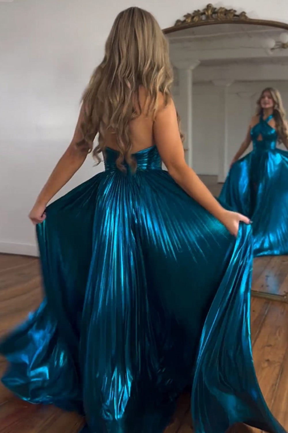 Pfauenblaues, langes A-Linien-Abendkleid mit Neckholder und Schlitz