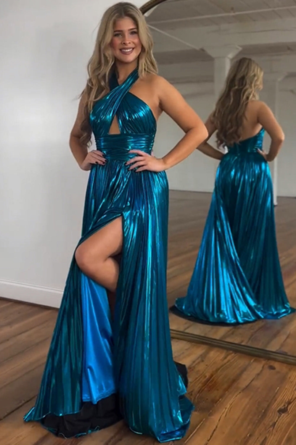 Pfauenblaues, langes A-Linien-Abendkleid mit Neckholder und Schlitz