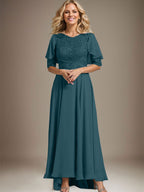 A-Linien-Kleid mit asymmetrischem Chiffon-Spitzenausschnitt und Perlenstickerei für die Mutter der Braut. 