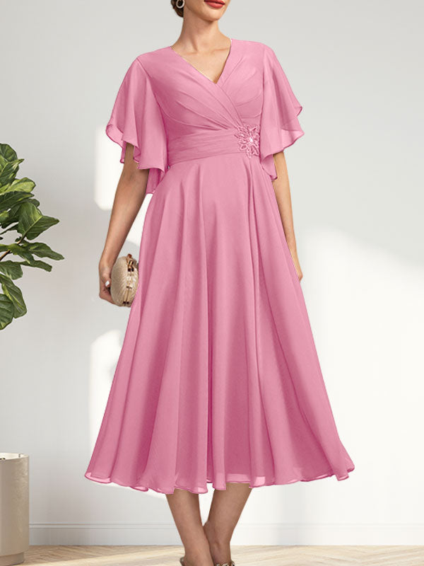 A-Linien-Chiffonkleid mit V-Ausschnitt, Teelänge und plissierter Perlenstickerei für die Mutter der Braut