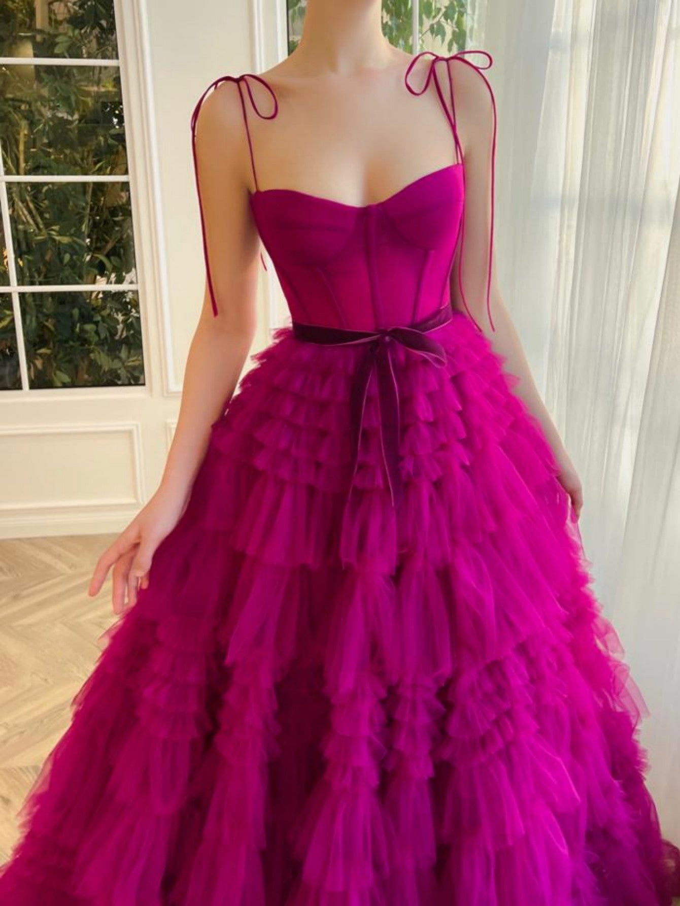A-Linien-Trägerkleid aus fuchsiafarbenem, gestuftem, langem Tüll