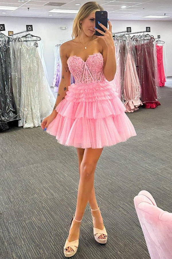 Vestido de bienvenida sin tirantes de corte A con varias capas y apliques