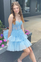 Vestido de bienvenida sin tirantes de corte A con varias capas y apliques