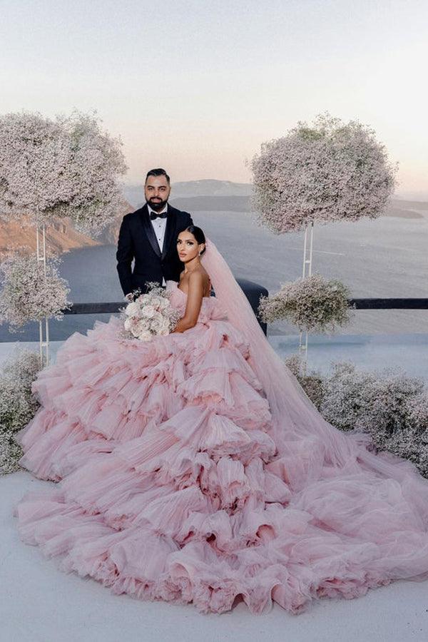 Vestidos de novia con escote recto y capas de tul rosa.