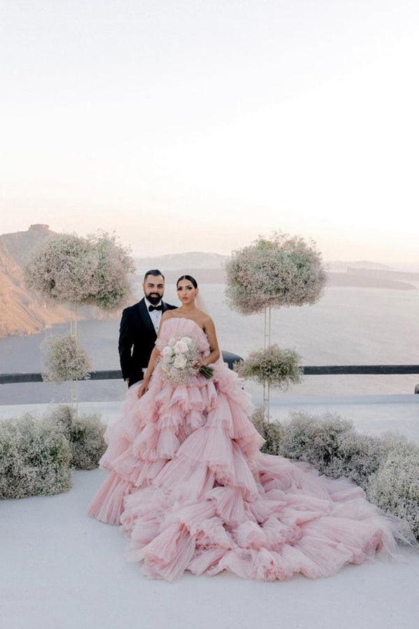 Vestidos de novia con escote recto y capas de tul rosa.