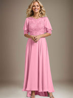 A-Linien-Kleid mit asymmetrischem Chiffon-Spitzenausschnitt und Perlenstickerei für die Mutter der Braut. 
