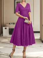 A-Linien-Kleid mit V-Ausschnitt, Teelänge, Tüllspitze und Falten für die Mutter der Braut