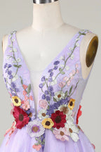 Lavendelfarbenes Homecoming-Kleid mit tiefem Ausschnitt und floralem Muster sowie 3D-Blumen
