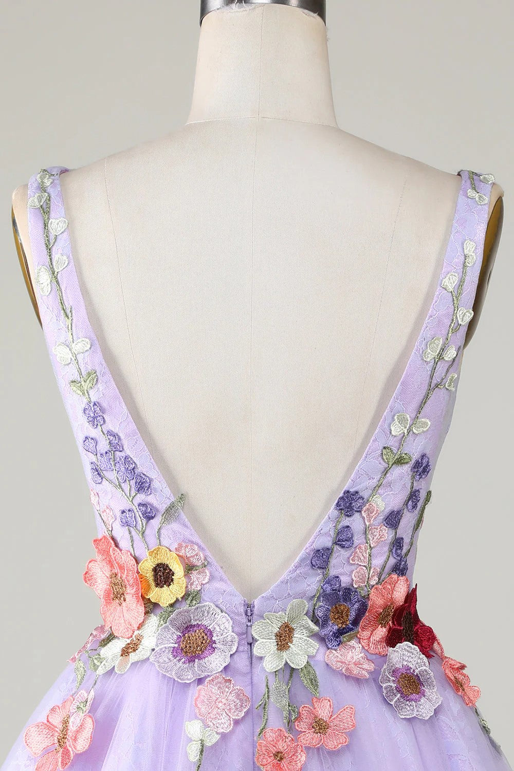 Lavendelfarbenes Homecoming-Kleid mit tiefem Ausschnitt und floralem Muster sowie 3D-Blumen