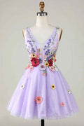 Lavendelfarbenes Homecoming-Kleid mit tiefem Ausschnitt und floralem Muster sowie 3D-Blumen
