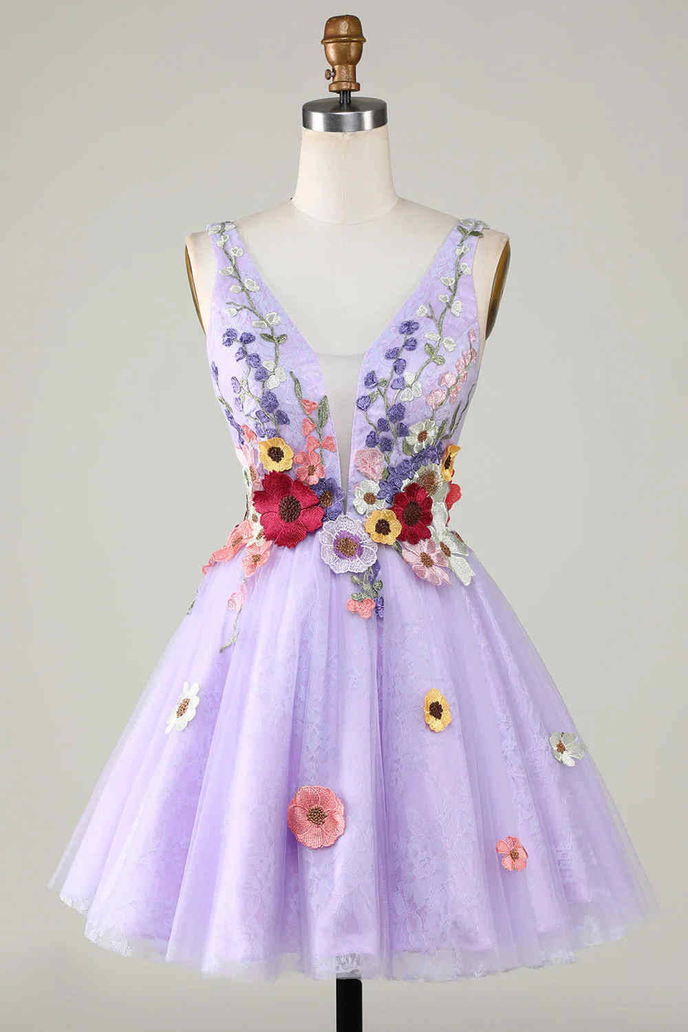 Lavendelfarbenes Homecoming-Kleid mit tiefem Ausschnitt und floralem Muster sowie 3D-Blumen