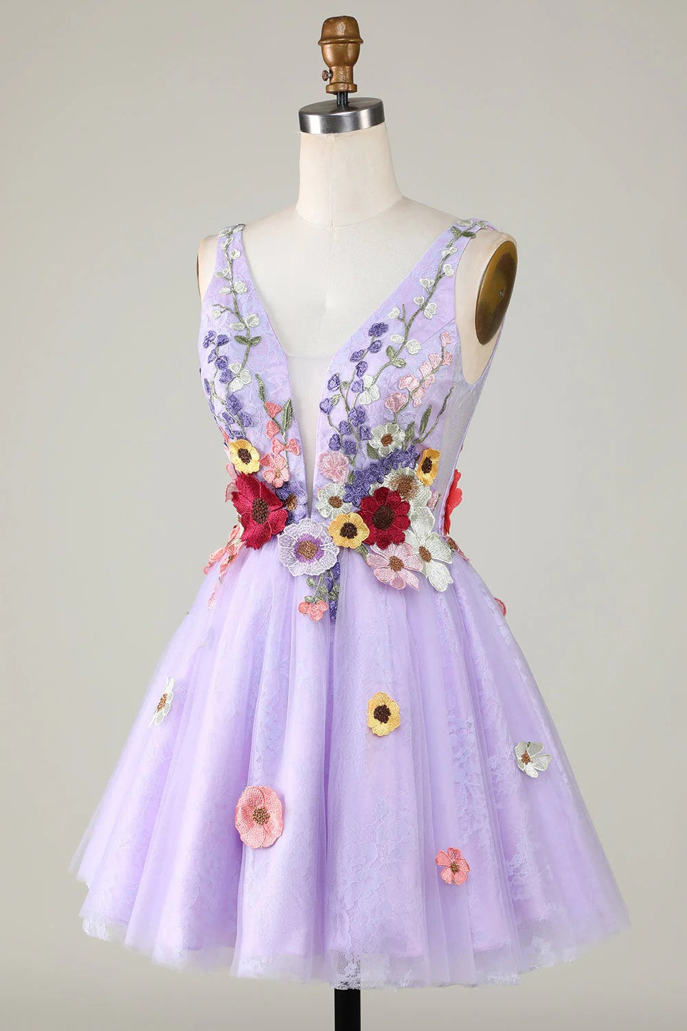 Lavendelfarbenes Homecoming-Kleid mit tiefem Ausschnitt und floralem Muster sowie 3D-Blumen