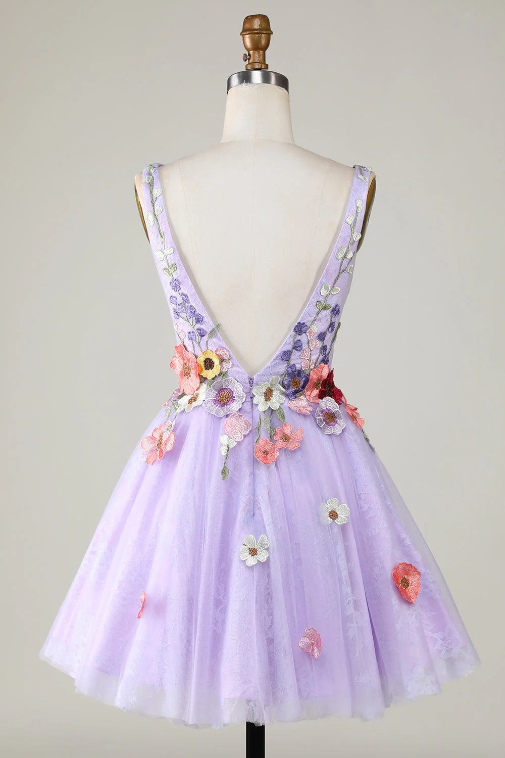Lavendelfarbenes Homecoming-Kleid mit tiefem Ausschnitt und floralem Muster sowie 3D-Blumen