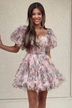Hübsches fuchsiafarbenes A-Linien-Prinzessinnen-Heimkehrkleid mit Puffärmeln