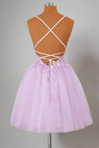 Vestido de fiesta color lavanda con tirantes de princesa y apliques para regreso a casa