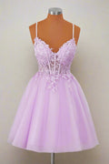 Vestido de fiesta color lavanda con tirantes de princesa y apliques para regreso a casa