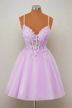 Vestido de fiesta color lavanda con tirantes de princesa y apliques para regreso a casa