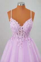 Vestido de fiesta color lavanda con tirantes de princesa y apliques para regreso a casa