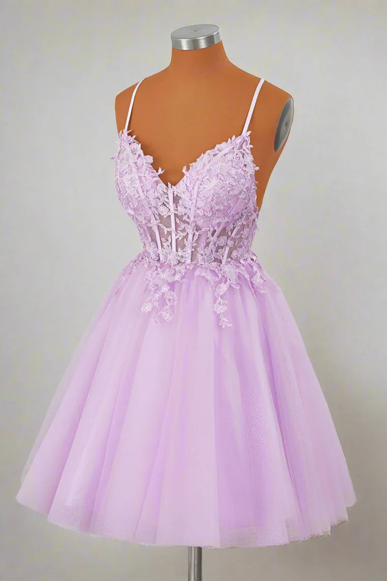 Vestido de fiesta color lavanda con tirantes de princesa y apliques para regreso a casa