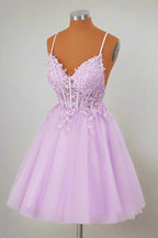 Vestido de fiesta color lavanda con tirantes de princesa y apliques para regreso a casa