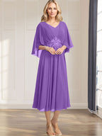 A-Linien-Kleid aus Chiffon mit V-Ausschnitt, Teelänge, plissierten Paillettenapplikationen und Perlenstickerei für die Mutter der Braut 
