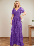 A-Linien-Kleid mit V-Ausschnitt, asymmetrischem Spitzenbesatz und Kaskadenrüschen für die Mutter der Braut 