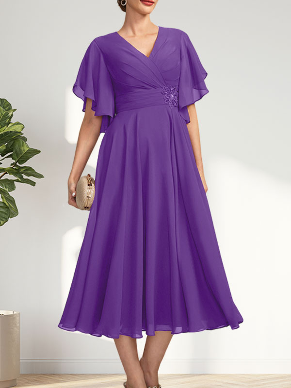A-Linien-Chiffonkleid mit V-Ausschnitt, Teelänge und plissierter Perlenstickerei für die Mutter der Braut