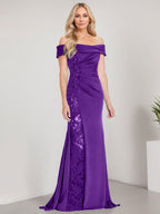 A-Linien-Kleid mit schulterfreiem bodenlangem Schnitt, Applikationen, Perlenstickerei, Meerjungfrauen-Stil und hohem Beinschlitz – perfekt für die Mutter der Braut. 