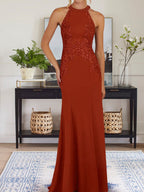 Vestido largo de madre de la novia con cuello halter y apliques en azul polvoriento