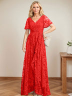 A-Linien-Kleid mit V-Ausschnitt, asymmetrischem Spitzenbesatz und Kaskadenrüschen für die Mutter der Braut 