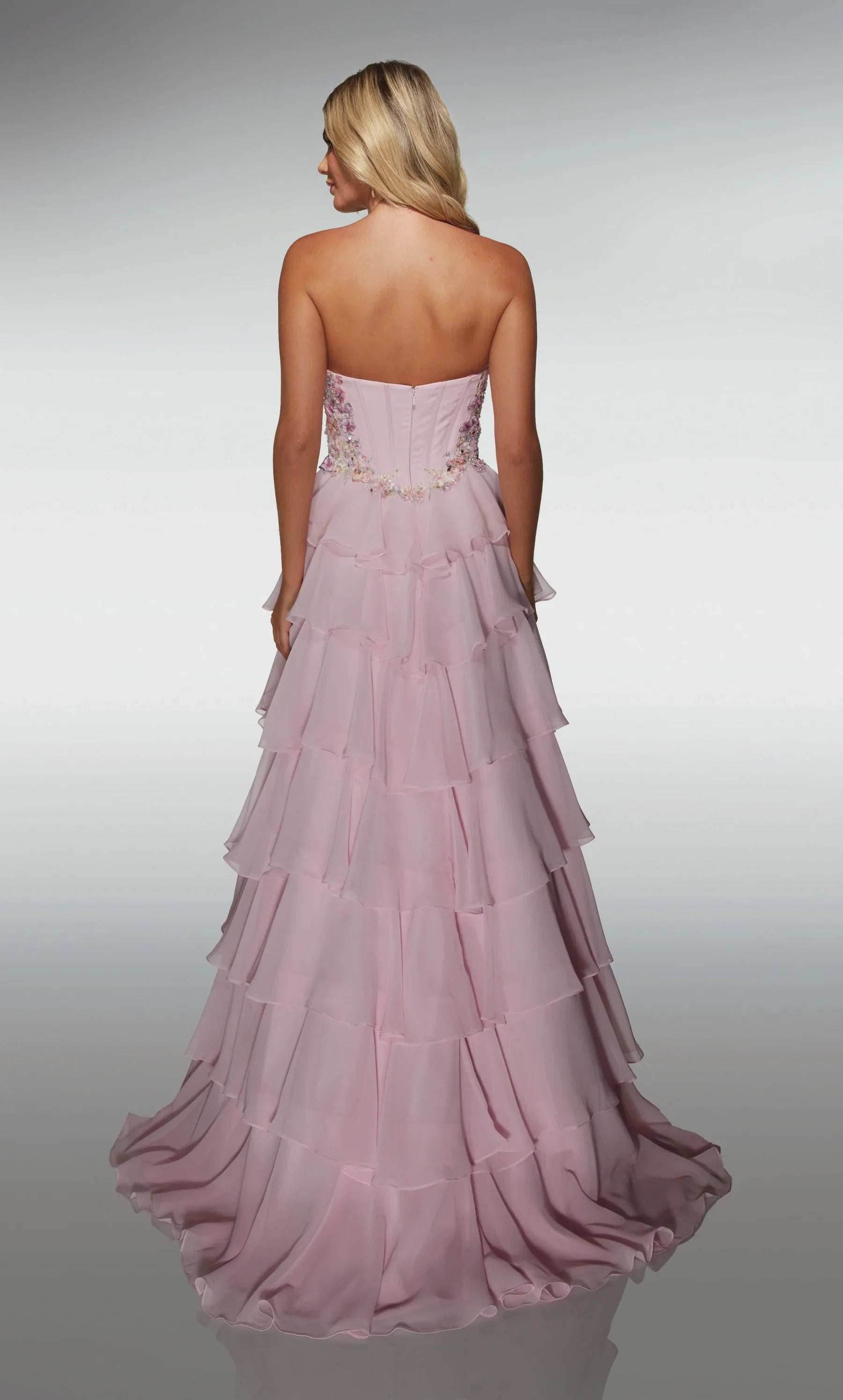 Romantisches Rouge Trägerloses A-Linien-Kleid mit Blumenverzierungen und gestuftem Chiffonrock: Ballkleid