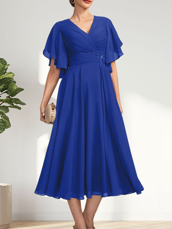 A-Linien-Chiffonkleid mit V-Ausschnitt, Teelänge und plissierter Perlenstickerei für die Mutter der Braut