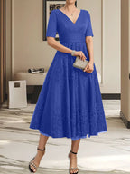 A-Linien-Kleid mit V-Ausschnitt, Teelänge, Tüllspitze und Falten für die Mutter der Braut