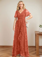 A-Linien-Kleid mit V-Ausschnitt, asymmetrischem Spitzenbesatz und Kaskadenrüschen für die Mutter der Braut 