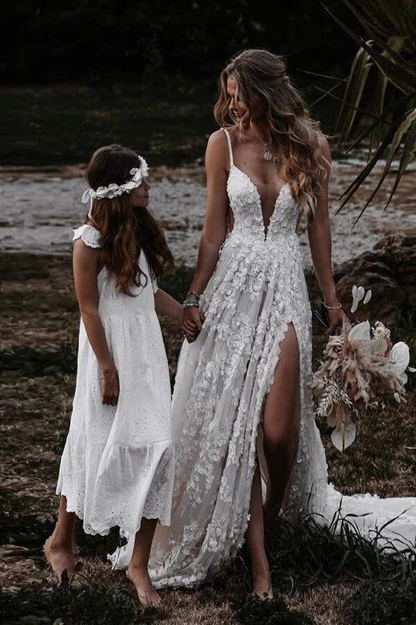 Vestidos de novia rústicos de playa con escote en V, abertura lateral y encaje.