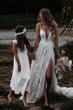 Vestidos de novia rústicos de playa con escote en V, abertura lateral y encaje.