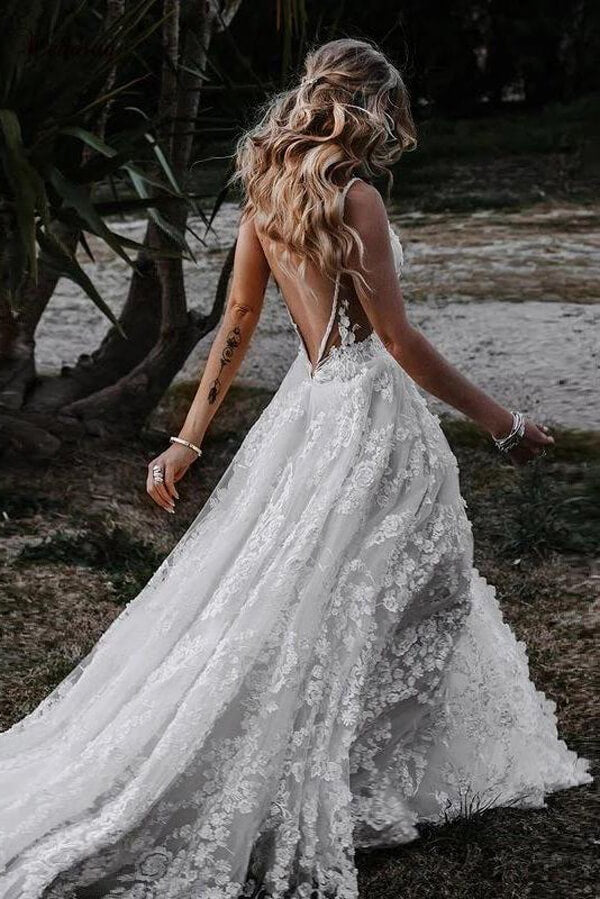 Vestidos de novia rústicos de playa con escote en V, abertura lateral y encaje.