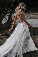 Vestidos de novia rústicos de playa con escote en V, abertura lateral y encaje.