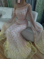 Vestido de noche de lujo con plumas, un hombro y mangas estilo capa LA72763 