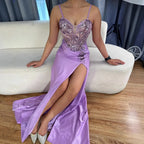 Elegantes marineblaues Satin-Abendkleid mit Spitze, Perlenbesatz und Schlitz LA73003