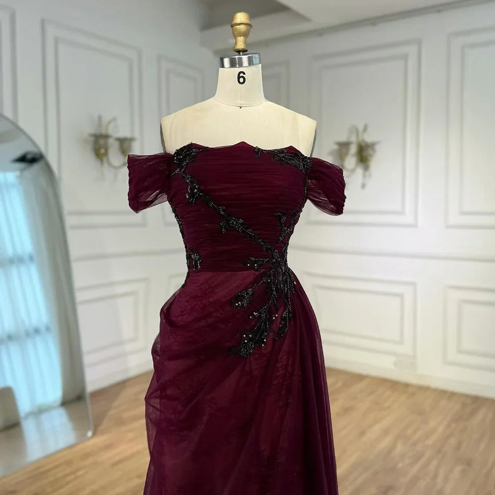 Elegantes weinrotes schulterfreies Abendkleid aus Spitze mit Applikationen LA73010