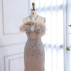 Vestido de noche de lujo con escote halter, plumas y cristales color piel LA73349