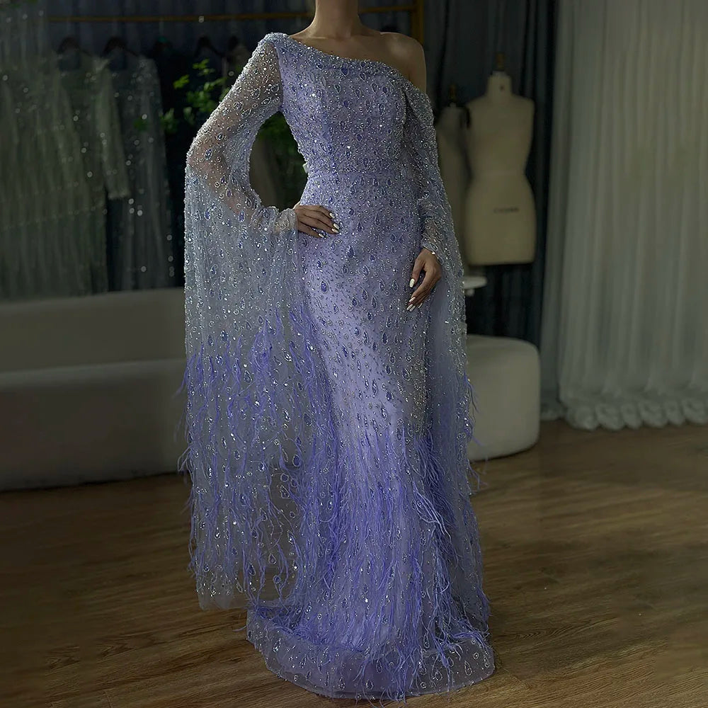 Vestido de noche de lujo con plumas, un hombro y mangas estilo capa LA72763 