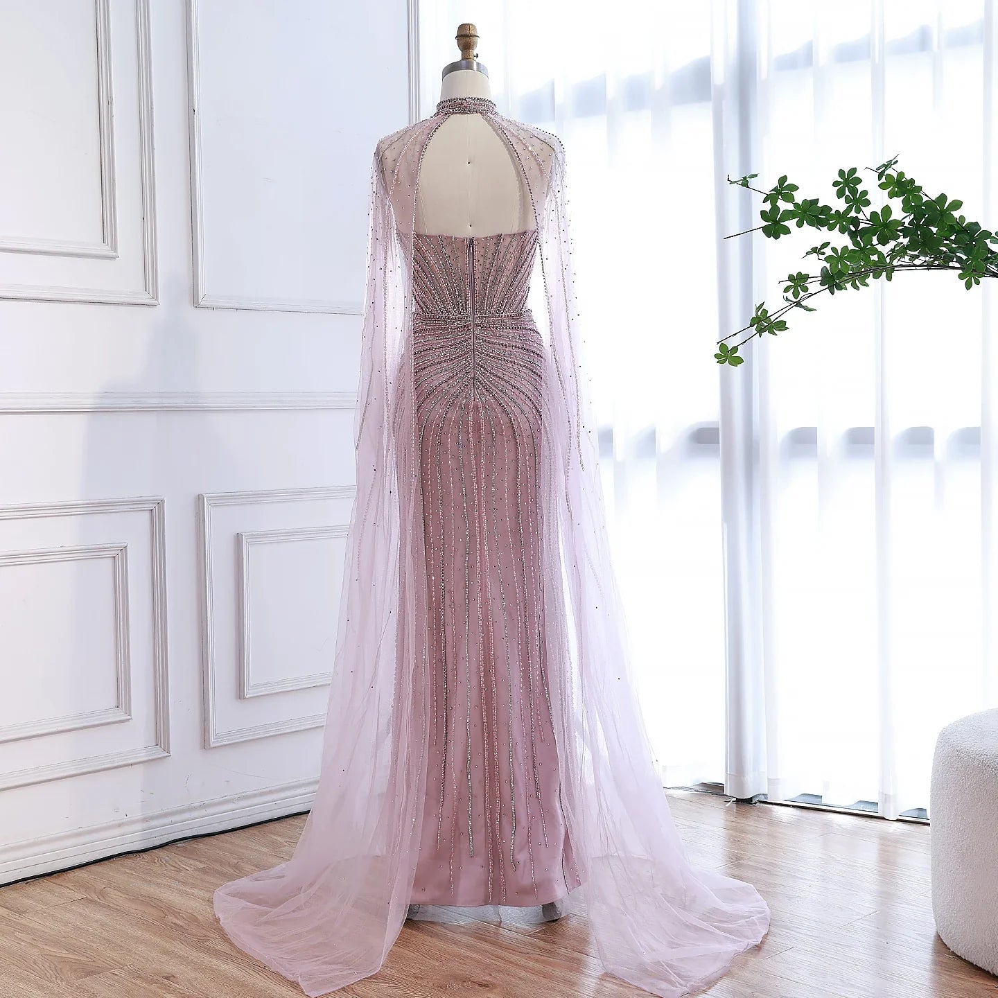 Luxuriöses, karamellfarbenes, perlenbesetztes Abendkleid mit Cape aus Dubai LA72811C