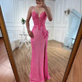 Luxuriöses, pinkfarbenes Meerjungfrauen-Abendkleid mit Federn und Perlenbesatz sowie Schlitz LA72987